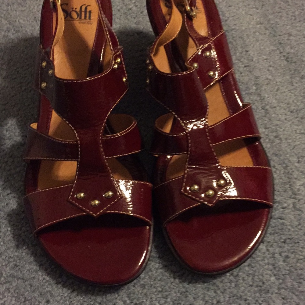 Wedge patent leather sandals